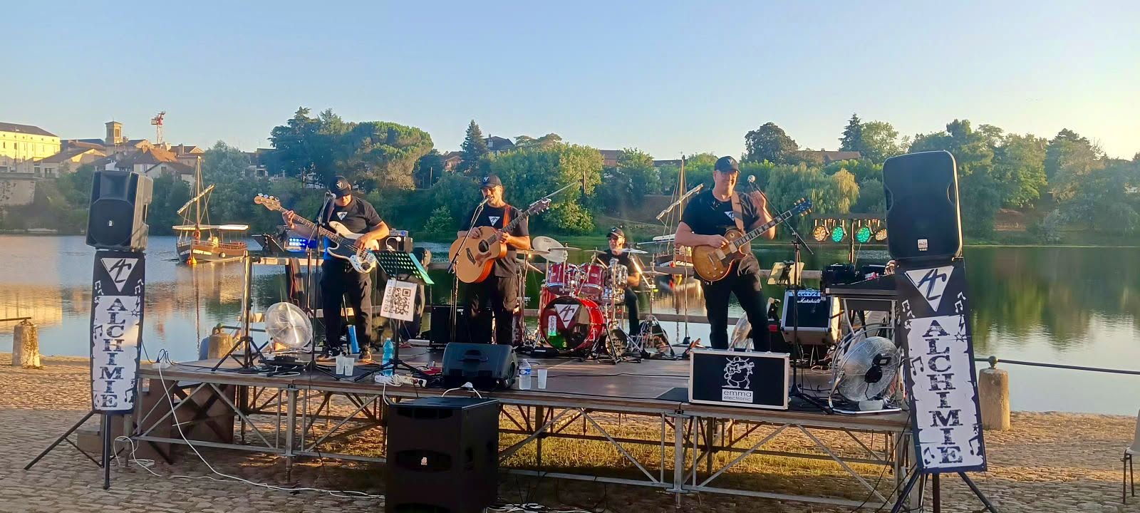Alchimie in concert outdoors