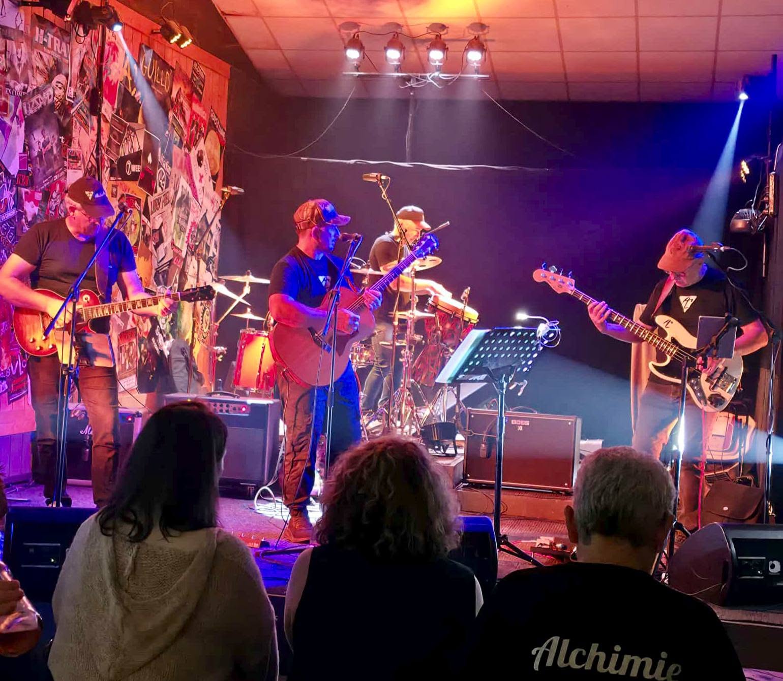 Alchimie in concert, full band on stage