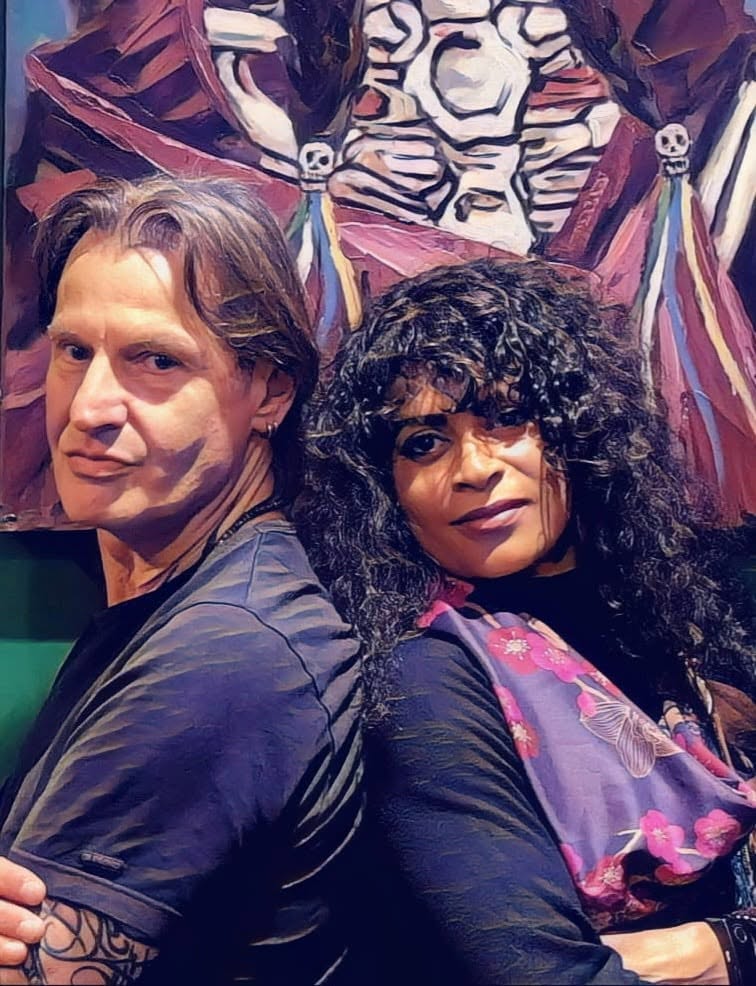 NooN Coverband, singer and bass player portrait