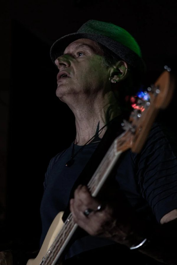 NooN Coverband, bass player in concert