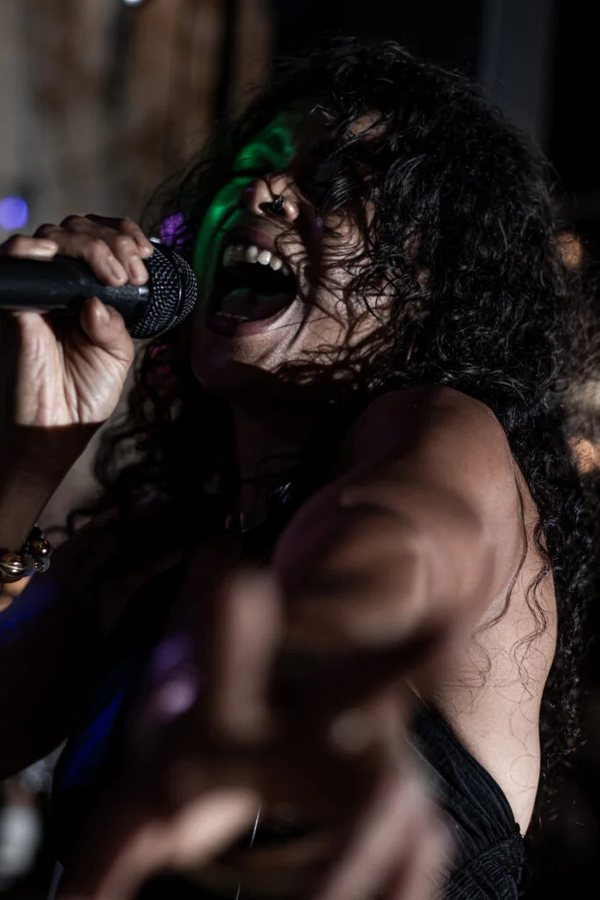 NooN Coverband, singer mid-performance