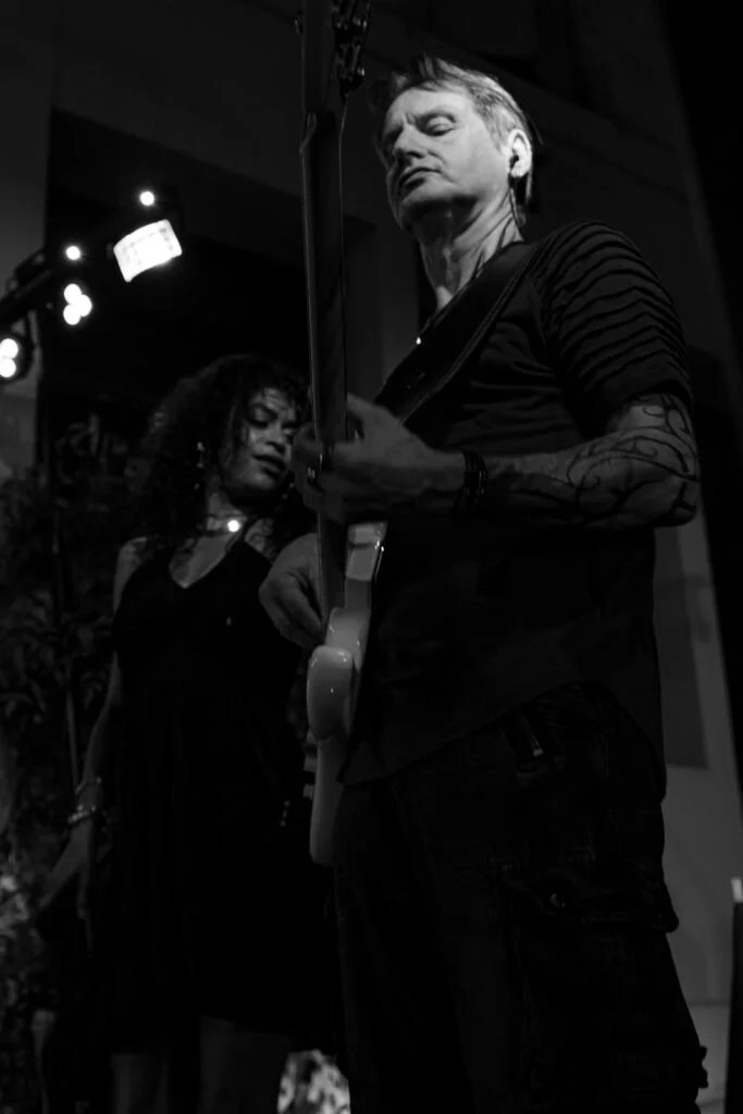 NooN Coverband in concert, black and white